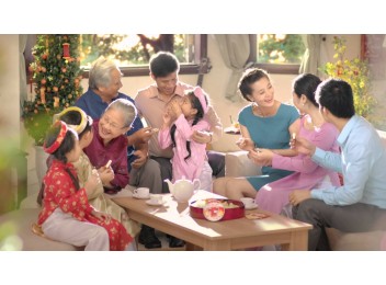 BÊN EM MỖI NGÀY LÀ TẾT !